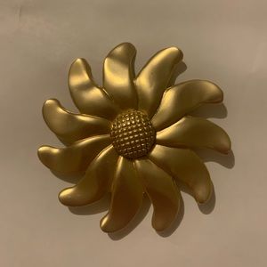 Gold tone flower / sunflower pin brooch